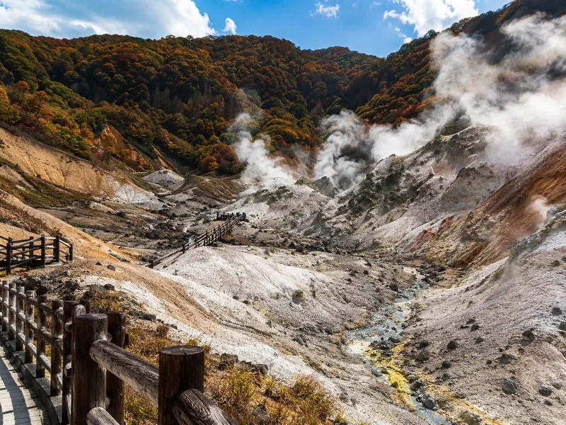 大涌谷の地熱谷で噴き出す硫黄の噴気孔