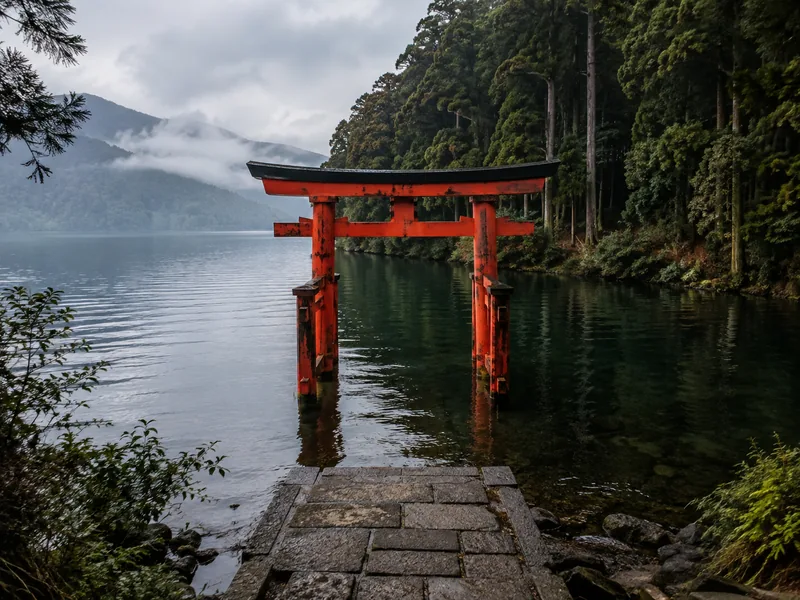 箱根神社の朱色の鳥居が元箱根の芦ノ湖に立つ